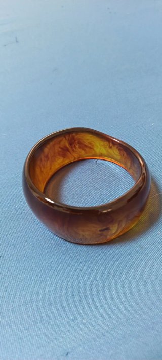 Pulseras doradas y marrones