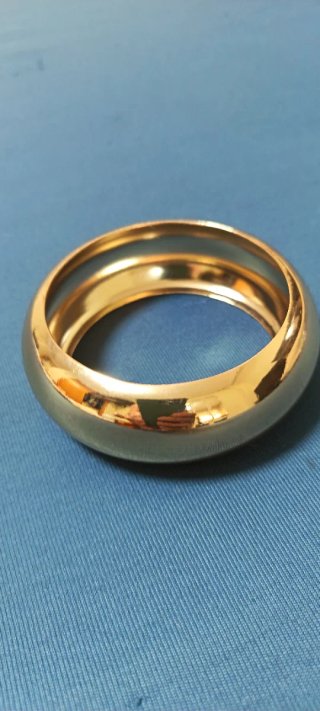 Pulseras doradas y marrones