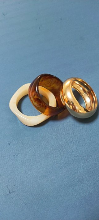 Pulseras doradas y marrones