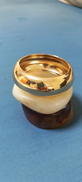 Pulseras doradas y marrones