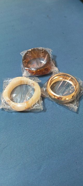 Pulseras doradas y marrones