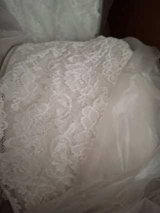 Tejido blanco con bordado
