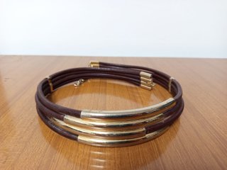Cartera piel de cocodrilo y cinturón de piel.