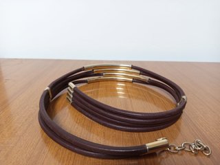 Cartera piel de cocodrilo y cinturón de piel.