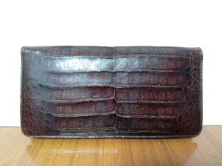 Cartera piel de cocodrilo y cinturón de piel.