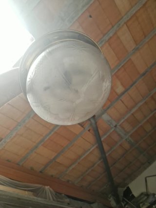Lámpara de techo dorada y transparente
