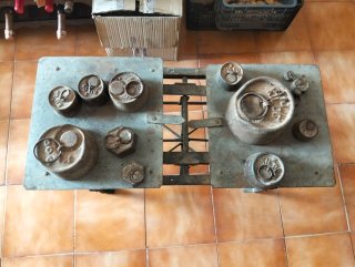 Báscula antigua con pesas