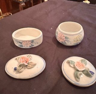 Vecchie scatole in ceramica con fiori a 2€
