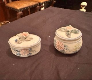 Vecchie scatole in ceramica con fiori a 2€