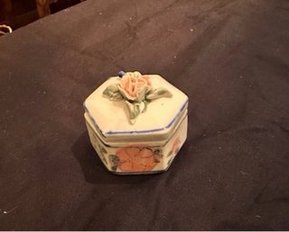 Vecchie scatole in ceramica con fiori a 2€