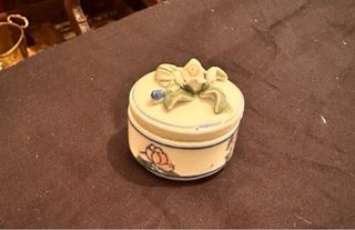 Vecchie scatole in ceramica con fiori a 2€