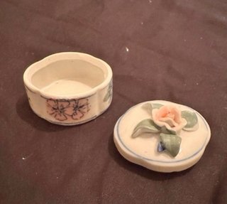 Vecchie scatole in ceramica con fiori a 2€