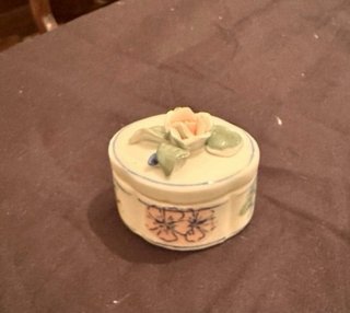 Vecchie scatole in ceramica con fiori a 2€