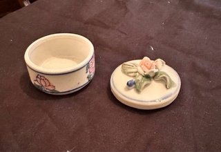 Vecchie scatole in ceramica con fiori a 2€