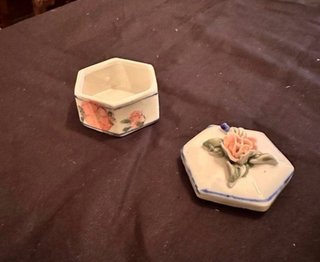 Vecchie scatole in ceramica con fiori a 2€