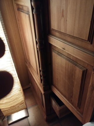 Armario de madera maciza