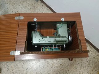 Máquina de coser con mueble Refrey