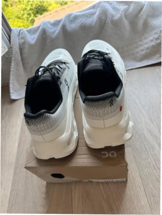 On Cloudmonster Negro Blanco EU39