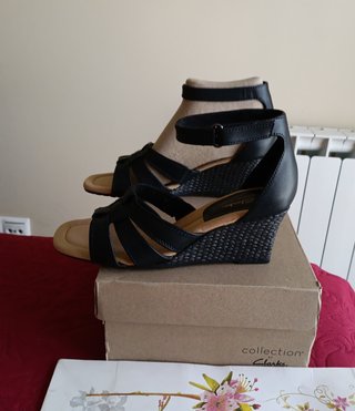 Sandalias cuña Clarks piel negras T37 de 80€