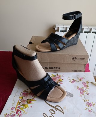 Sandalias cuña Clarks piel negras T37 de 80€