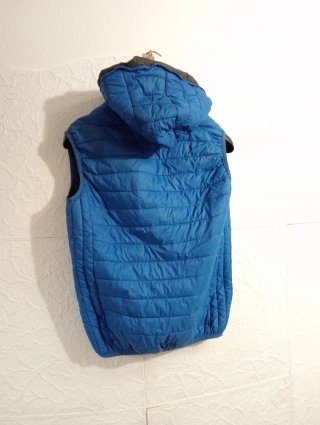 Gilet imbottito con cappuccio