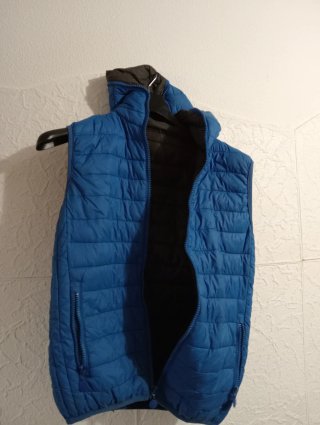 Gilet imbottito con cappuccio