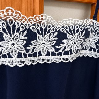 Top azul con encaje blanco