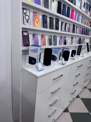 Mueble expositor para fundas y accesorios