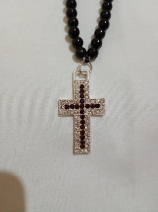Collar Cuentas Negras con Colgante Cruz