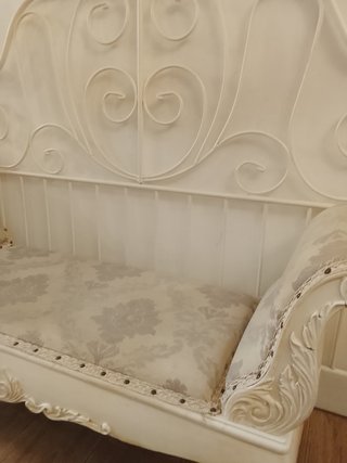 Diván blanco y beige con detalles. Estilo Luis XV