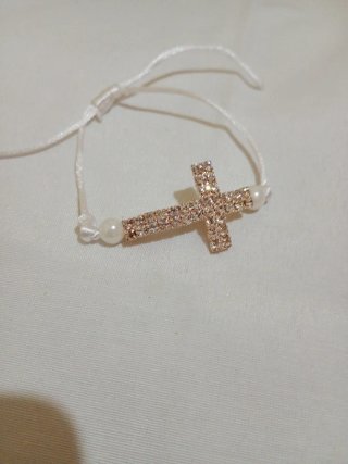 Pulsera Cruz Dorada con Perlas y Cuerda Blanca