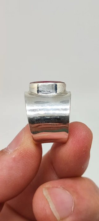 Anillo ajustable de plata y rubí.