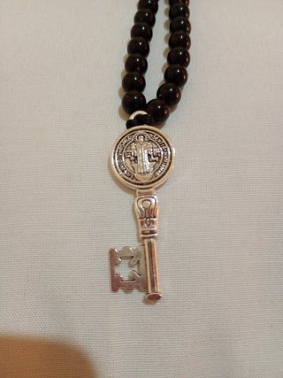 Collar Perlas Negras con Llave San Benito
