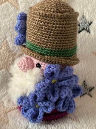 Gnomo amigurumi fatto a mano