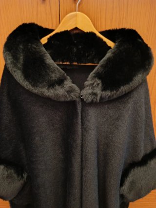 Abrigo Capa Negro T.XL con Forro de Pelo