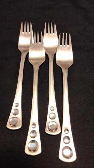 Set de cubiertos de metal con diseño