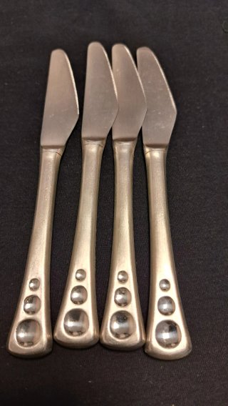 Set de cubiertos de metal con diseño