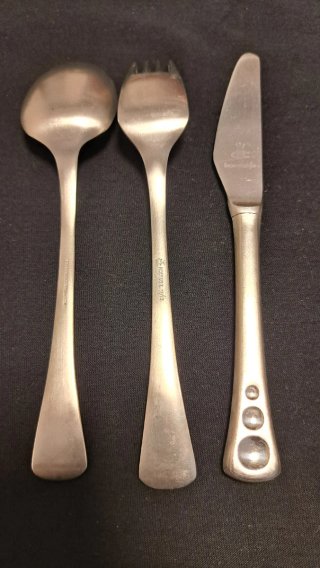 Set de cubiertos de metal con diseño