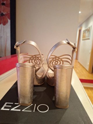 Sandalias Ezzio Beige y Doradas