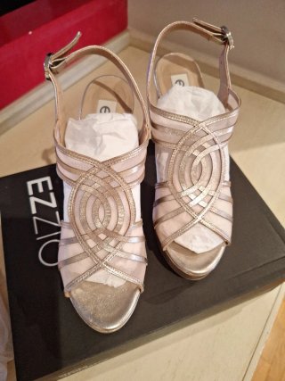 Sandalias Ezzio Beige y Doradas