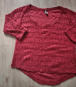 Camiseta Stradivarius burdeos lentejuelas