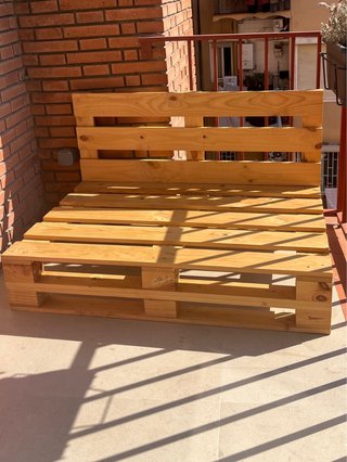 Sofá de palets de madera. Barnizado.