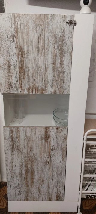 Mueble de madera blanco y marrón