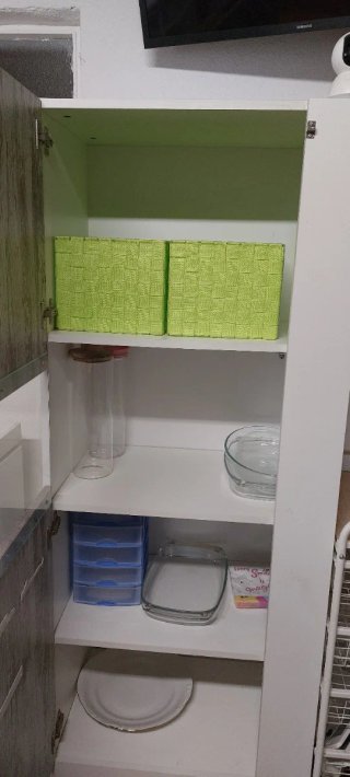 Mueble de madera blanco y marrón