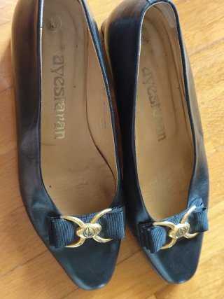 Zapatos negros con detalle dorado