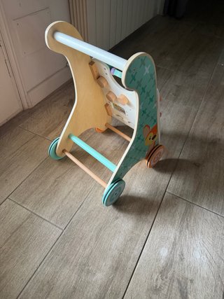 Correpasillos de madera con actividades