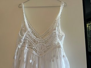 Vestito bianco lungo in cotone con pizzo