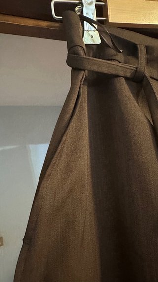 Pantalón ancho aberturas marrón con cinturón