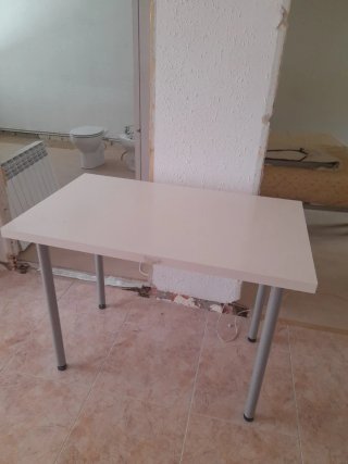 Mesa de estudio blanca y gris