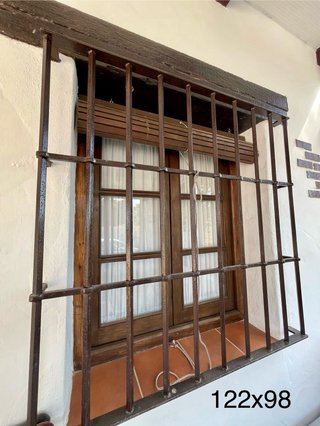 Ventanas madera con persianas y rejas